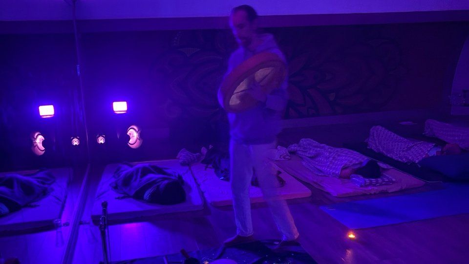 Звуковая медитация: люди под пледами